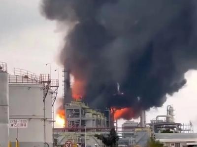 福建泉州一化工厂起火