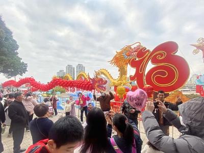 福州：气球巨龙巡游烟台山