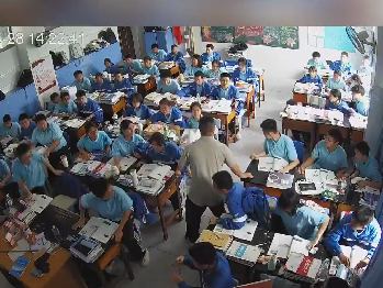 地震来临，老师有序疏散学生，最后一个离开