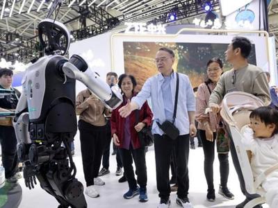 数字峰会体验区机器人总动员