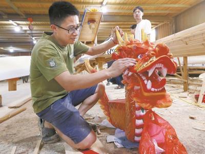 造龙舟迎端午