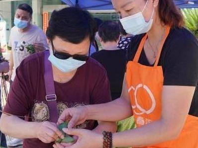 粽香传情 爱心助盲