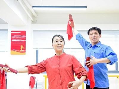 中国妇女报关注福州丨志愿服务三十载的徐瑜家庭：快板声声反诈忙 文明之家护“夕阳”