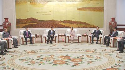 郭宁宁吴贤德与参加第八届世界闽商大会榕籍嘉宾代表座谈交流
