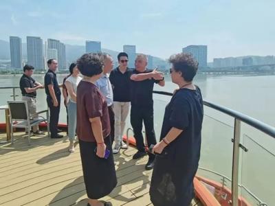 委员在行动丨共谋水岸经济、城区饮用水水质提升新篇章——市政协开展市区两级委员河长“护江河、爱湖海”巡河党日活动