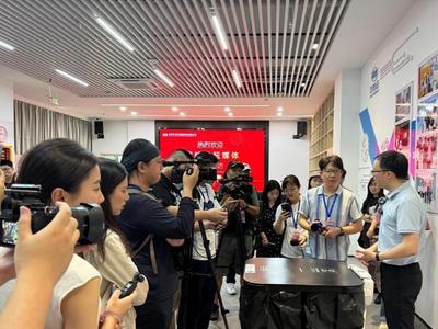两岸媒体人实地感受福州智造 高科技机器人获点赞