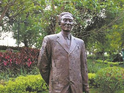 邓拓：铅字与烽火的传奇