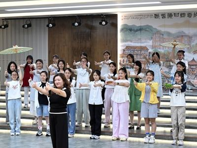 福州十六中毓英合唱团抓紧排练迎接中美青少年合唱周
