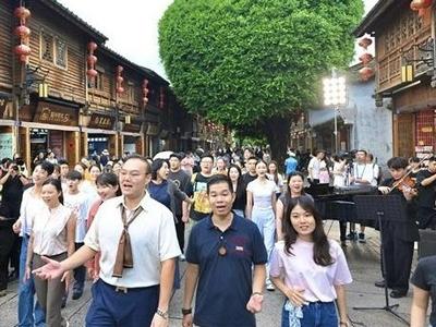 合唱快闪亮相坊巷 歌曲声中铭记历史