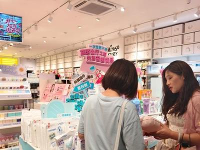 旅行旺季一次性用品成标配 新国标落地让出游更“轻”“净”