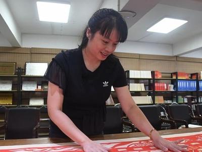 闽侯剪纸艺人以刀为笔纪念抗战胜利80周年