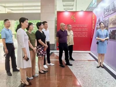 市政协港澳台侨和外事委组织委员参观“大道同行——庆祝福州市政协成立70周年图片展”并召开座谈会