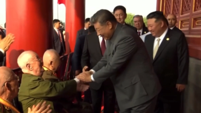 致敬英雄！习近平与天安门城楼观礼席的抗战老兵亲切握手 