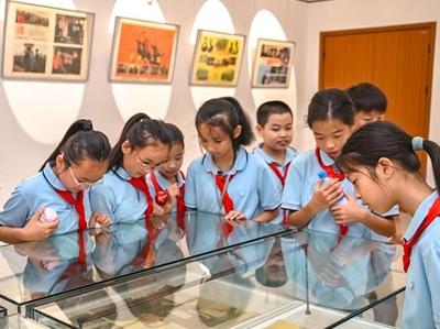 纪念抗战胜利80周年红色电影展播及老电影海报展在晋安举办