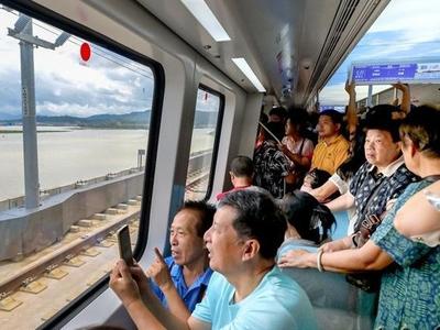 濱海快線試乘首日人氣爆棚 福州地鐵建議：錯峰出行