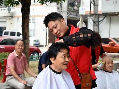 “90后”理发师林国淼：爱心义剪十五载 一把剪刀暖“夕阳”