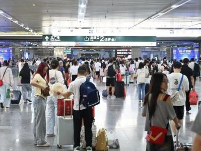 假期最后一日，福州火车站迎来出发、返程双向客流高峰