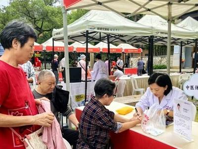 鼓楼“乐龄集市”开市 银发摊主成亮点