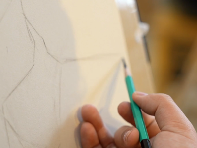 用铅笔画出英雄的样子！