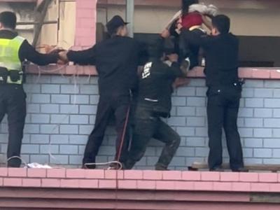 福建建瓯一楼房发生火灾 民警紧急救援化险为夷