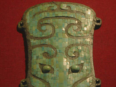 每天与一件国宝相遇丨《国宝时刻·镶嵌绿松石兽面纹铜牌饰》解码二里头埋藏的文明密码