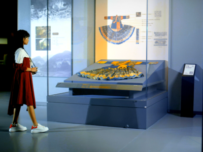 国宝时刻·鹭鸟纹彩色蜡染衣裙