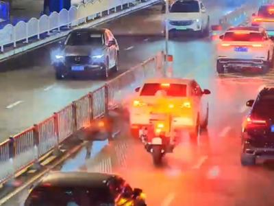 晚高峰女子突发疾病 铁骑七分钟开路紧急救援