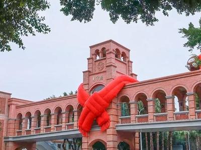 传统节日与城市景观创新融合 榕城街头现巨型“红围巾”