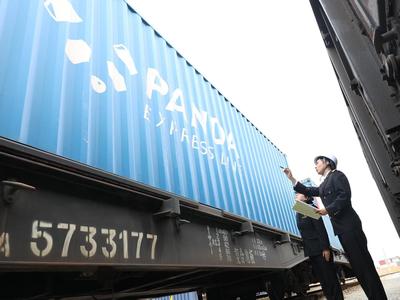 钢铁丝路再出发！中欧班列（福州）2026年首趟班列鸣笛启航