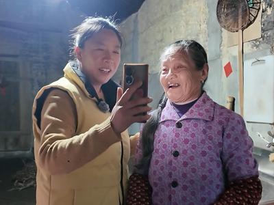 姐妹深山伴老情