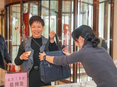 满怀豪情赴会 共商发展大计