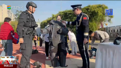 记者挑战“警察体验卡” 轻松互动背后全是专业活儿