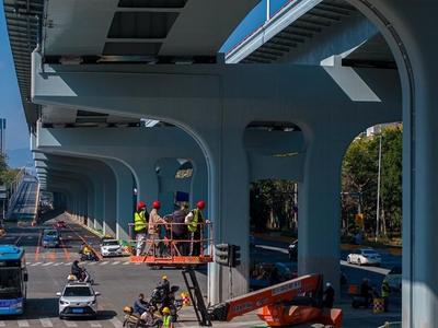 金山大道提升改造工程假期不停工 高架主线3对匝道桥力争6月前完工