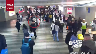 总台点赞福州：火车站乘客现金滑落 接力寻回