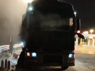 满载货物的大货车突发起火，收费员紧急奔赴救援，众人合力成功将火扑灭