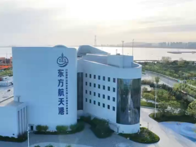 主持人与嘉宾沉浸式探访东方航天港