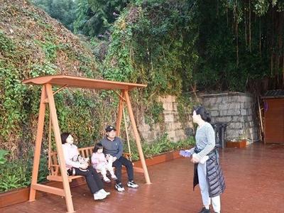 西湖公园新增31组秋千椅休闲椅