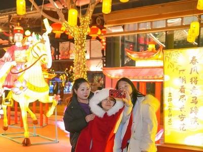 “两马同春闹元宵”灯会亮灯迎客