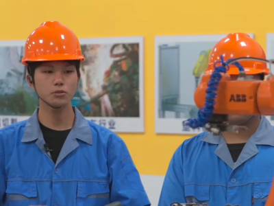 大道之行丨0.1毫米稳稳拿捏！“00后”工匠以头发丝精度操控机械臂