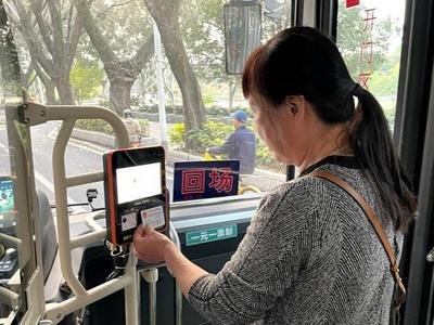65岁以上老人乘公交可刷身份证 福州10条线路率先试点