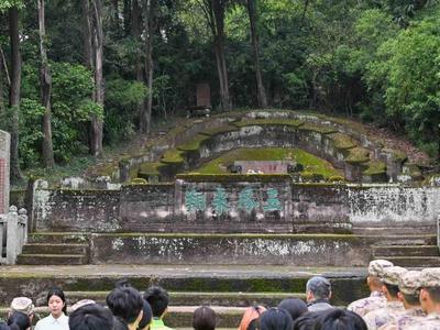 清明致敬英雄 传承红色精神