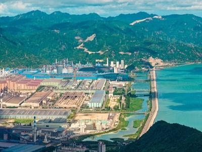 三台智能化卸船机精准落轨 福州港再添“智慧重器”