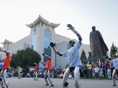 机器人“舞”动榕城