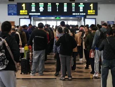 清明假期尾声 福州火车站迎客流双高峰