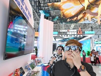 网龙展区打造沉浸式数字奇境