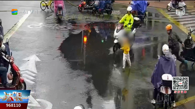 雨中暖心守护！福州铁骑与外卖小哥联手 护送走失幼童平安回家