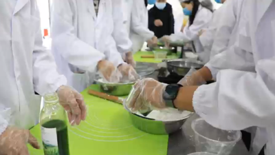 一场关于“清明节制作青团”的劳动课来了！