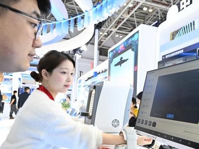 逛数字峰会 体验机器人郎中“望闻问切”