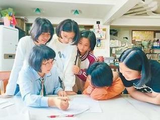 人民日报点赞！福州长乐区教师李琴夫妇把自家客厅变成爱心书屋
