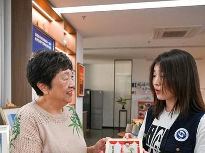 福州青年学子在社区里搭起“移动照相馆”